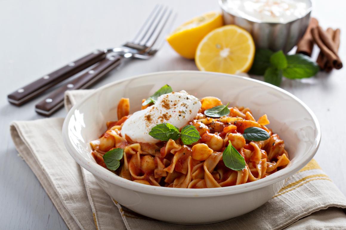 Pasta mit Tomatensauce und Kichererbsen