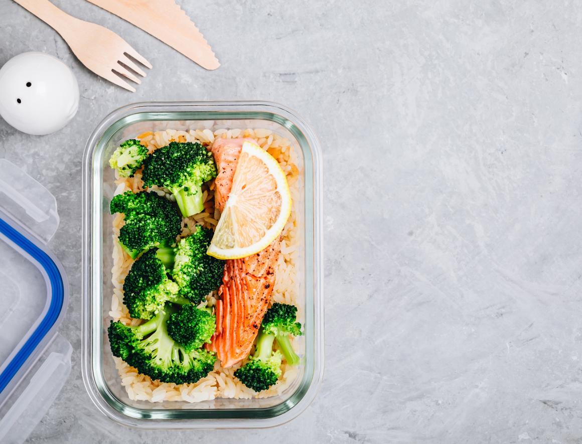 Meal Prep - Lachsfilet auf Reis mit Broccoli