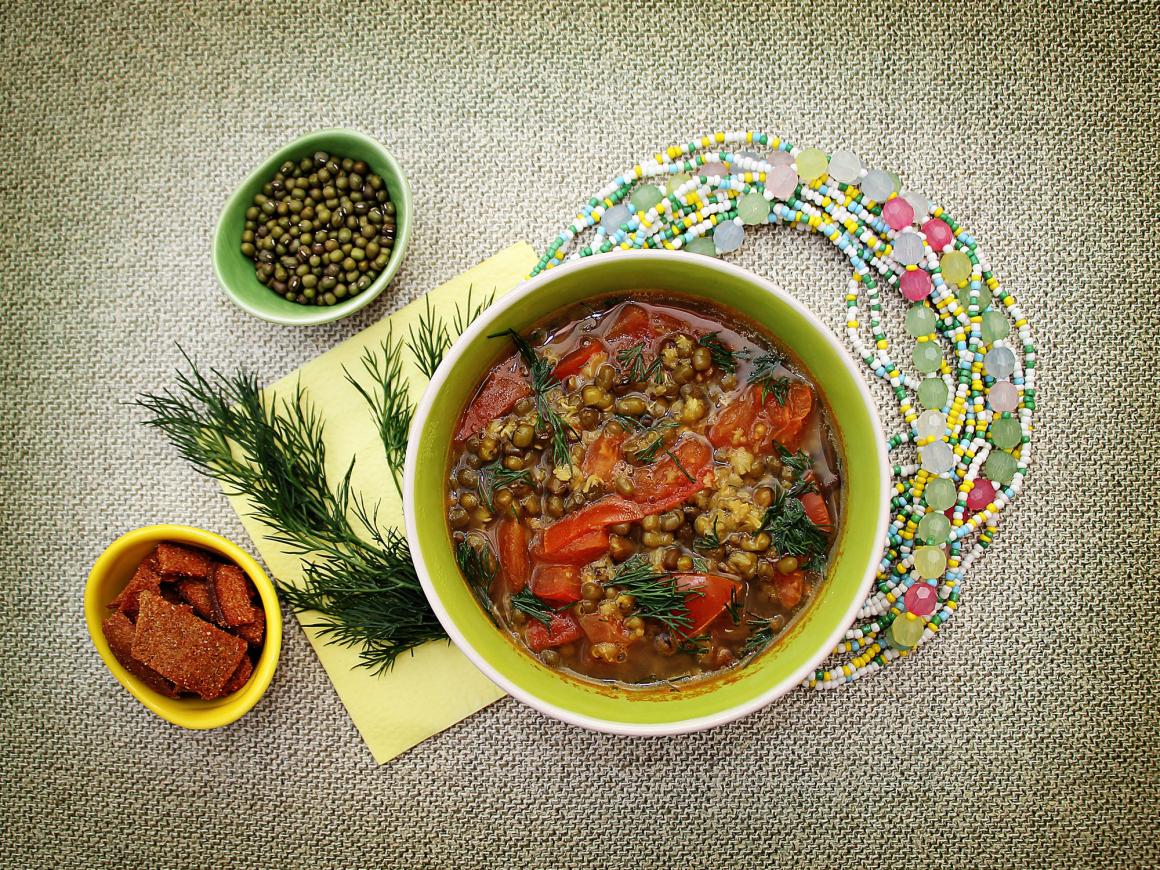 Tomatensuppe mit Mungobohnen