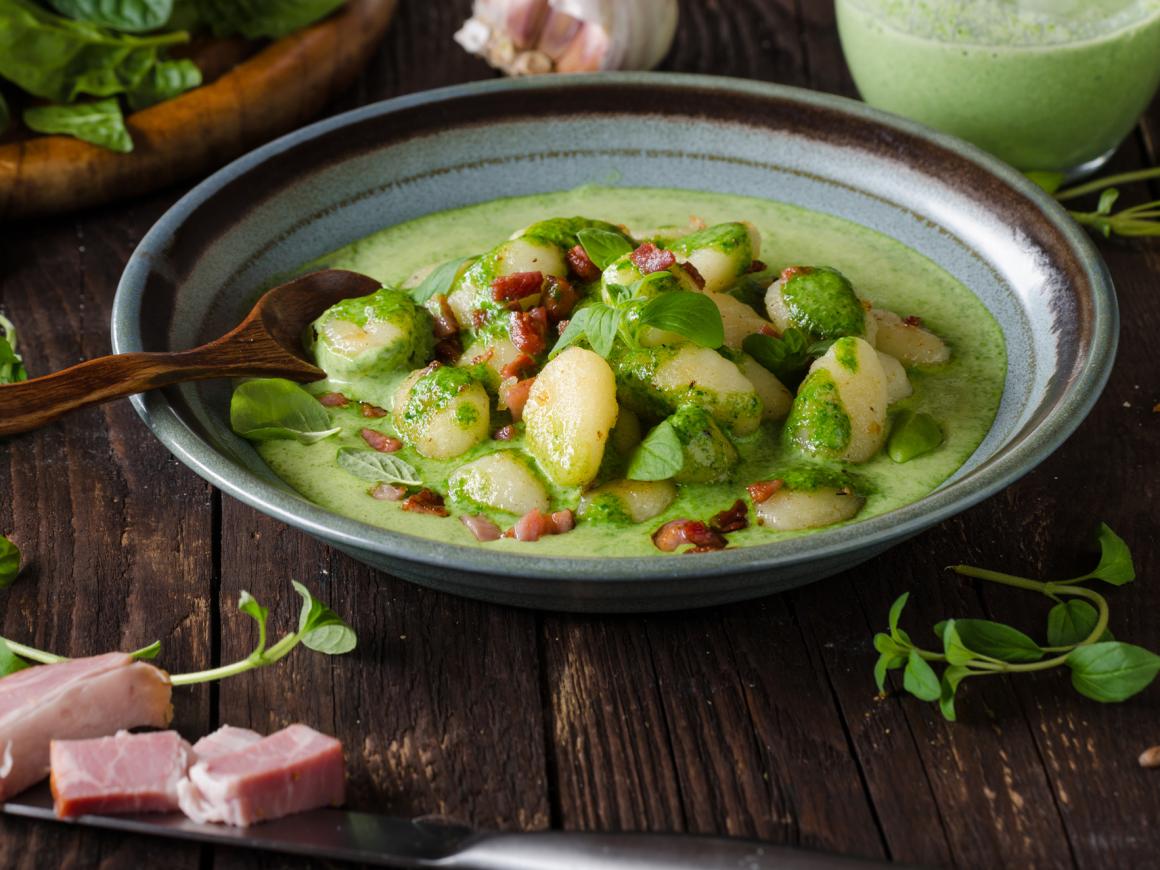 Gnocchi mit Speck in Basilikum-Spinat-Sauce