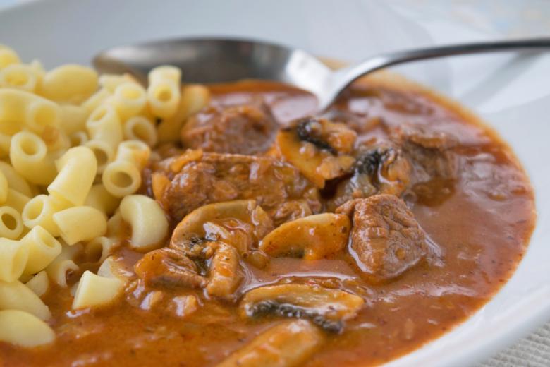Herzhaftes Gulasch mit Nudeln
