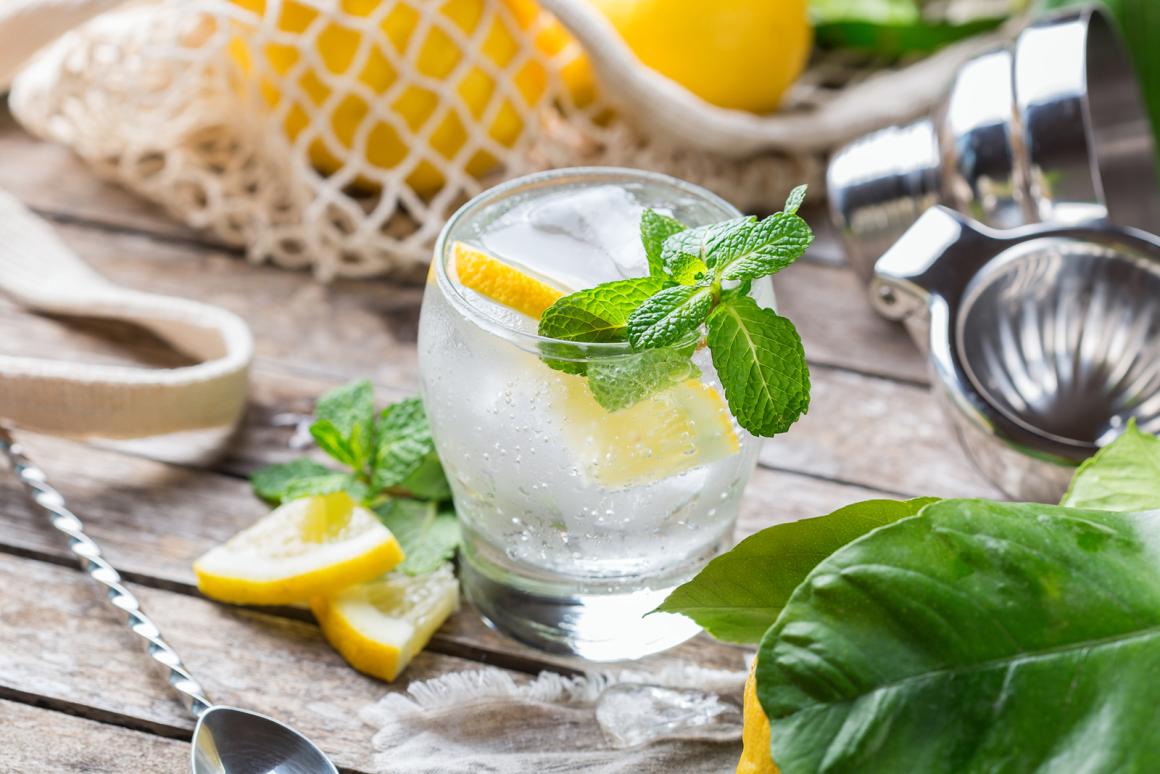 Hard Seltzer Drink mit Zitrone