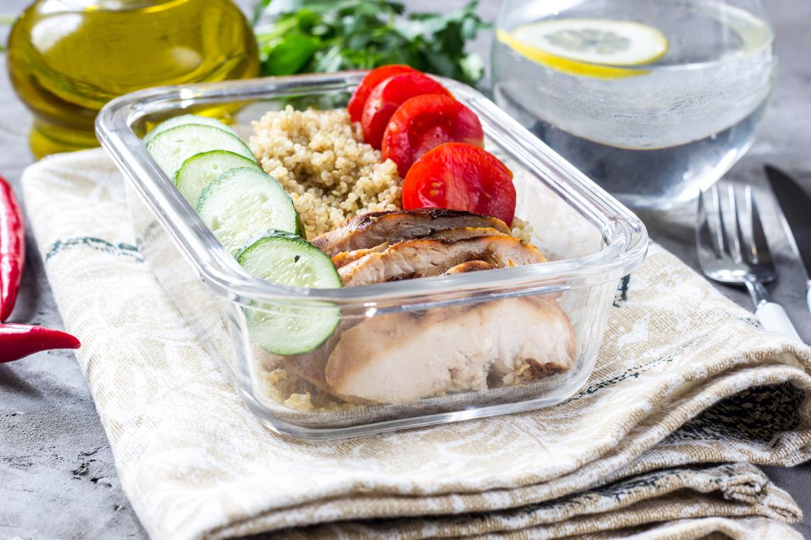 Meal Prep mit Quinoa, Poulet und Gemüse