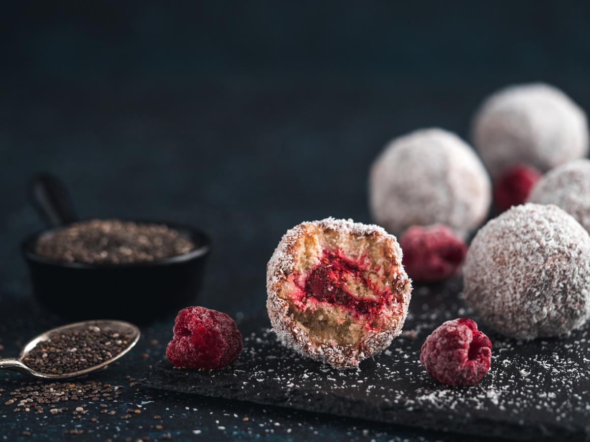 Vegane Glückskugeln mit Himbeerenkonfi und Chiasamen
