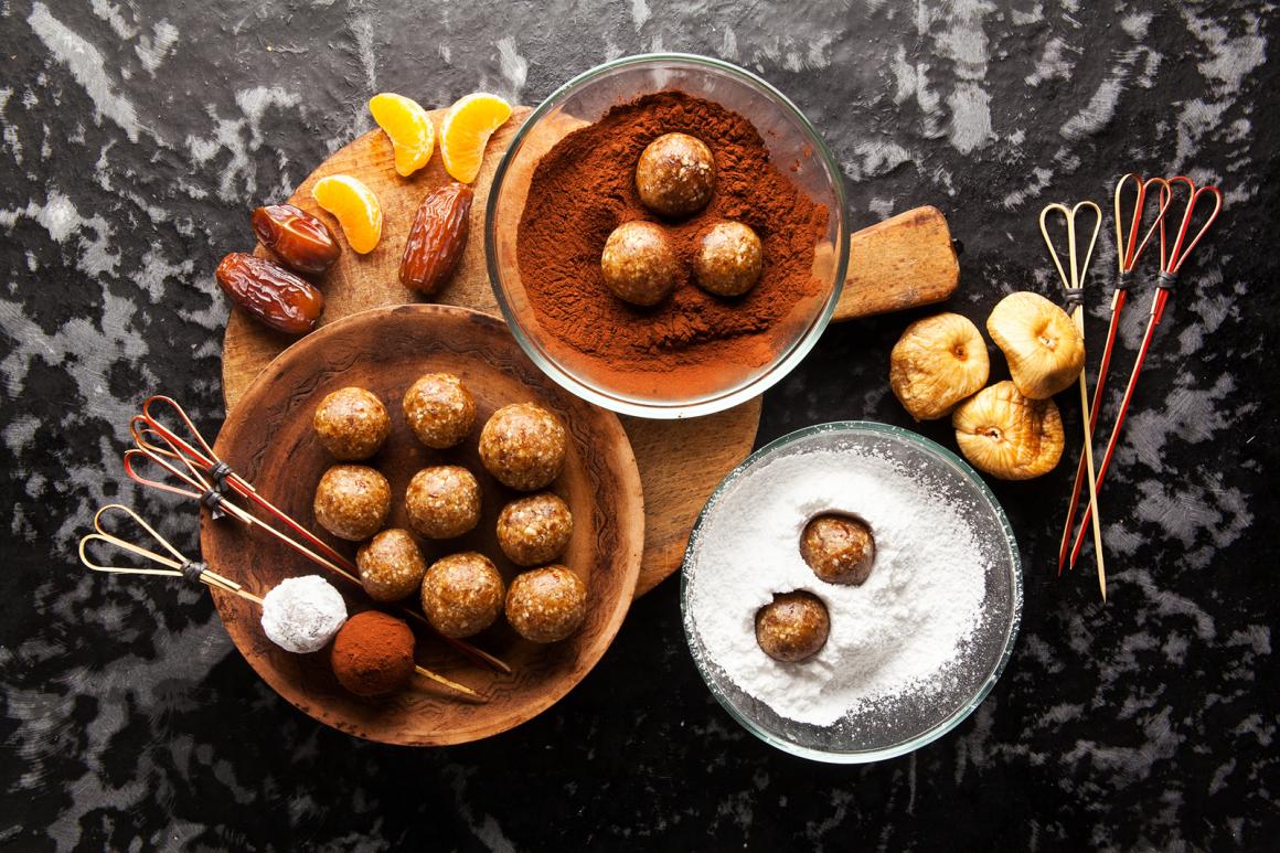 Bliss Balls mit Datteln und Mandarinen