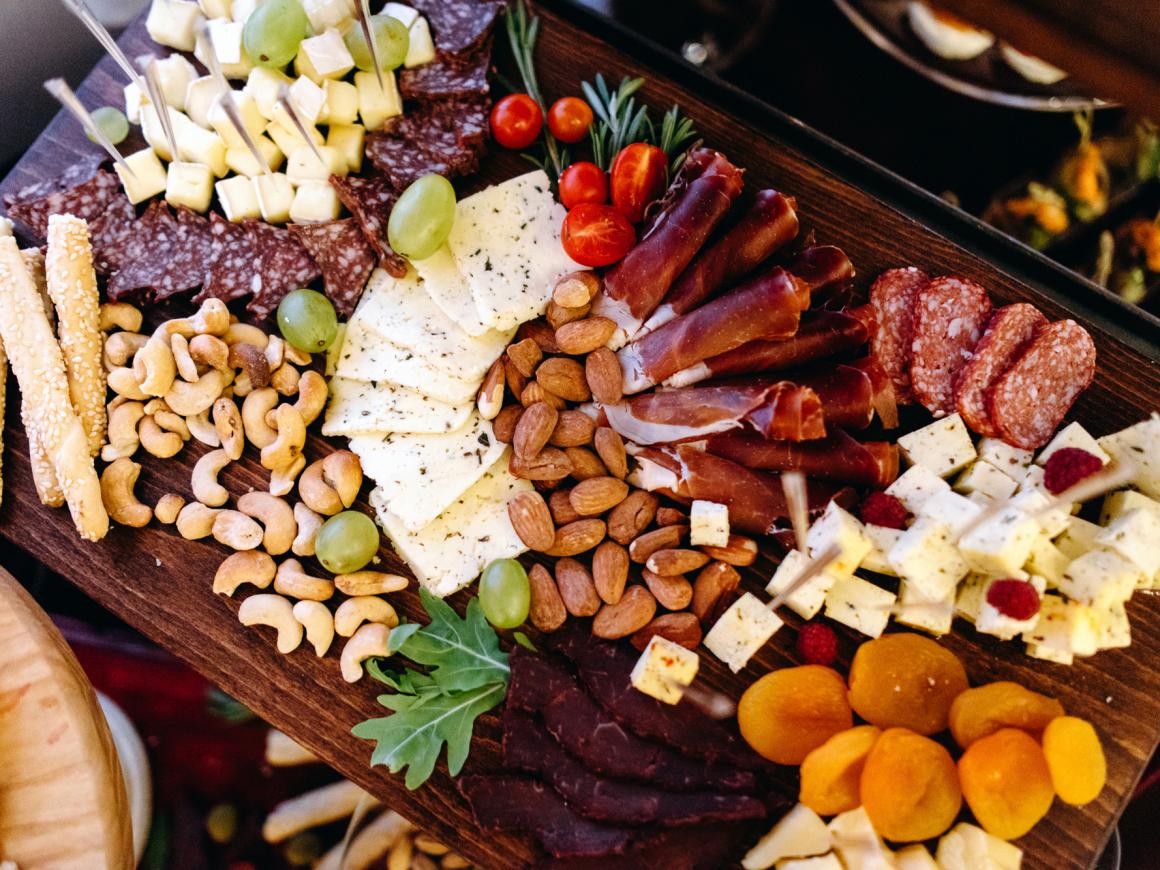 Charcuterie Board mit Käse, Wurst und Speck
