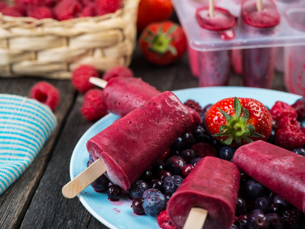 Eis am Stiel mit Tiefkühlbeeren