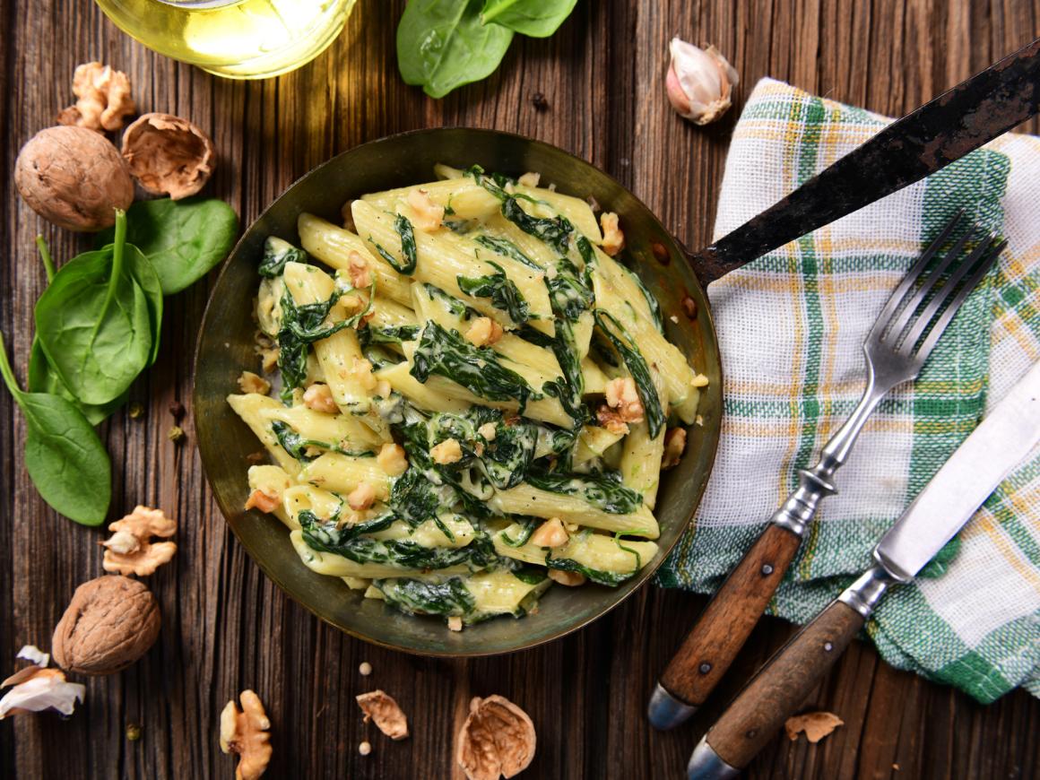Penne mit Blattspinat und Baumnüssen