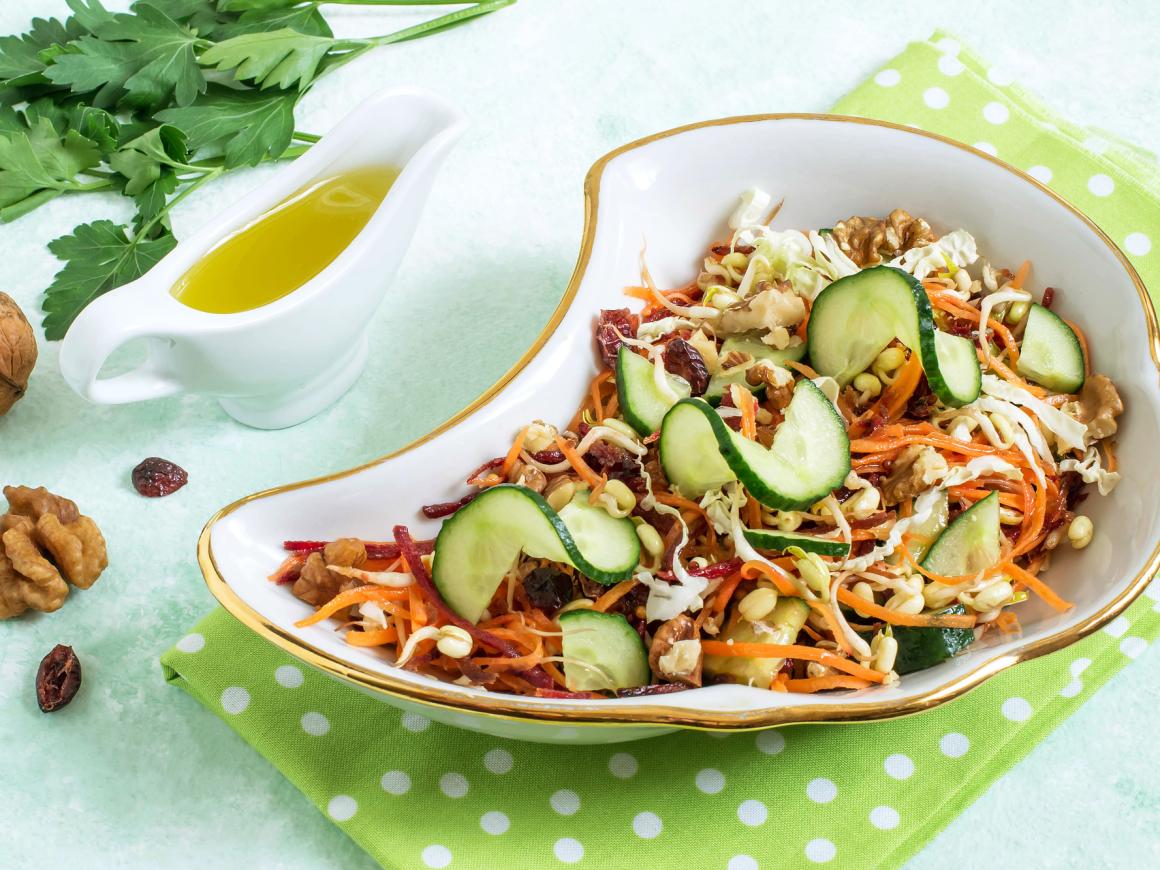 Gemüsesalat mit Mungobohnensprossen