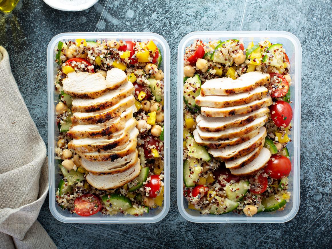 Quinoa Tabbouleh-Salat mit gegrilltem Poulet