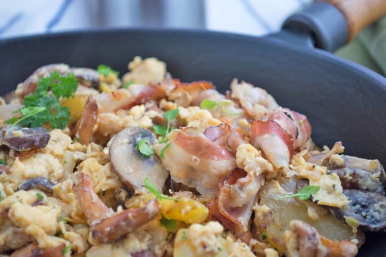Kräftige Försterpfanne mit Speck