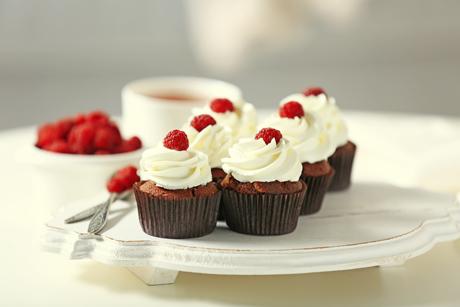 Schokomuffins mit Beerenhaube