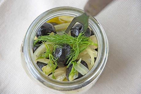 Marinierte Oliven mit Fenchel