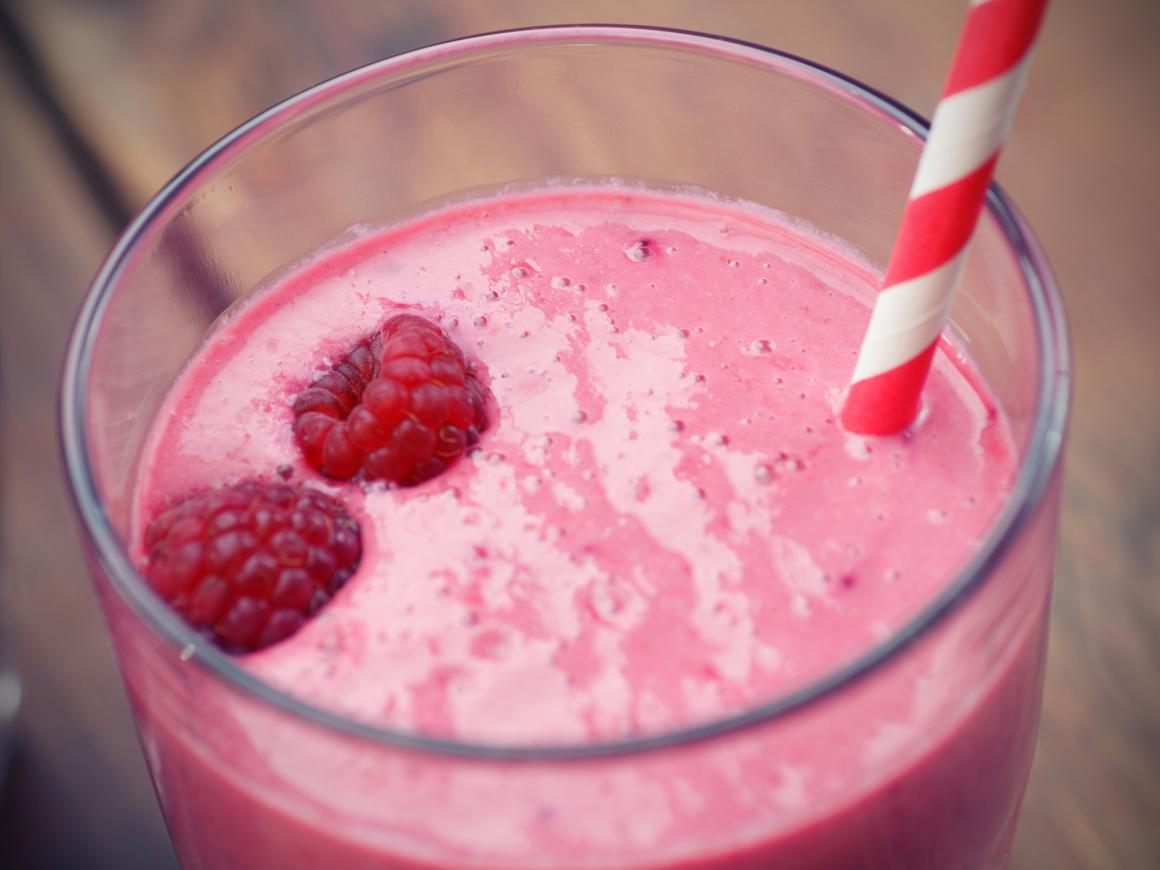 Bananensmoothie mit Himbeeren