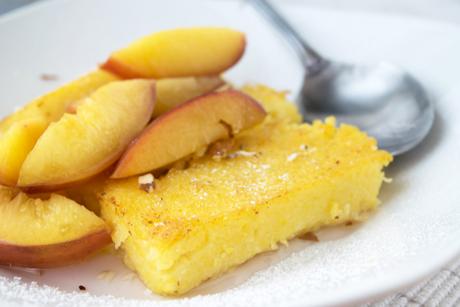 Maisschnitten mit Früchtekompott