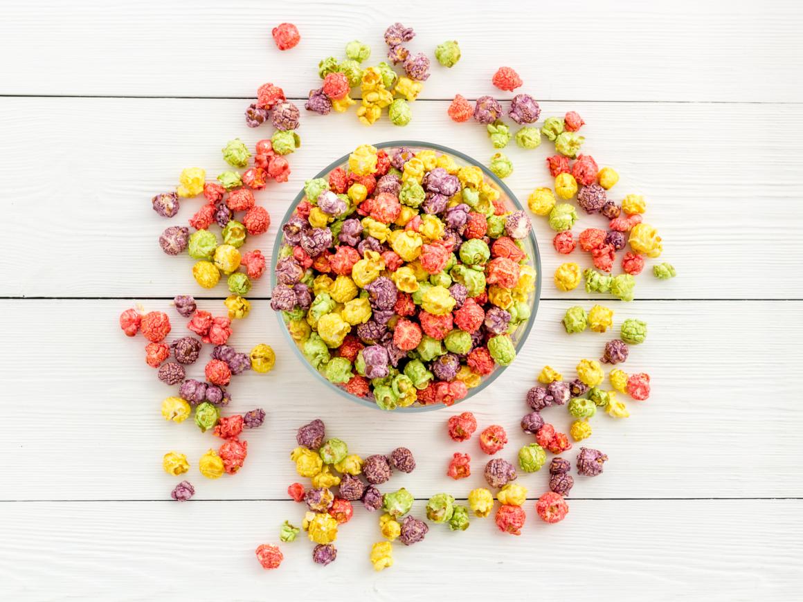 Buntes Popcorn für Kinder