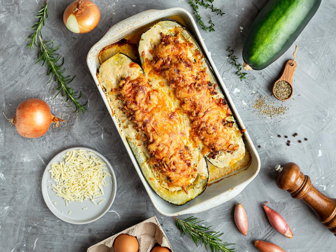 Gefüllte Zucchetti mit Tomatensauce und Käse
