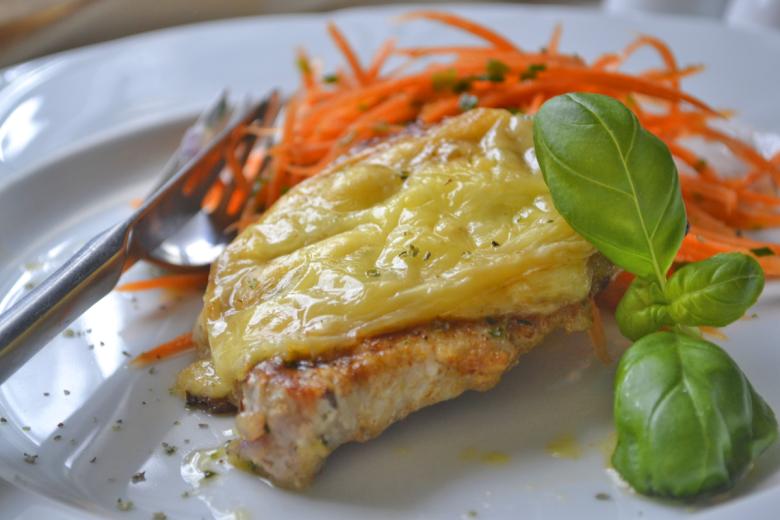Koteletts mit Bergkäse-Haube