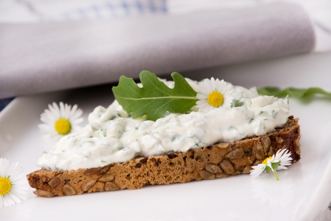 Frischkäseaufstrich mit Rucola und Gänseblümchen