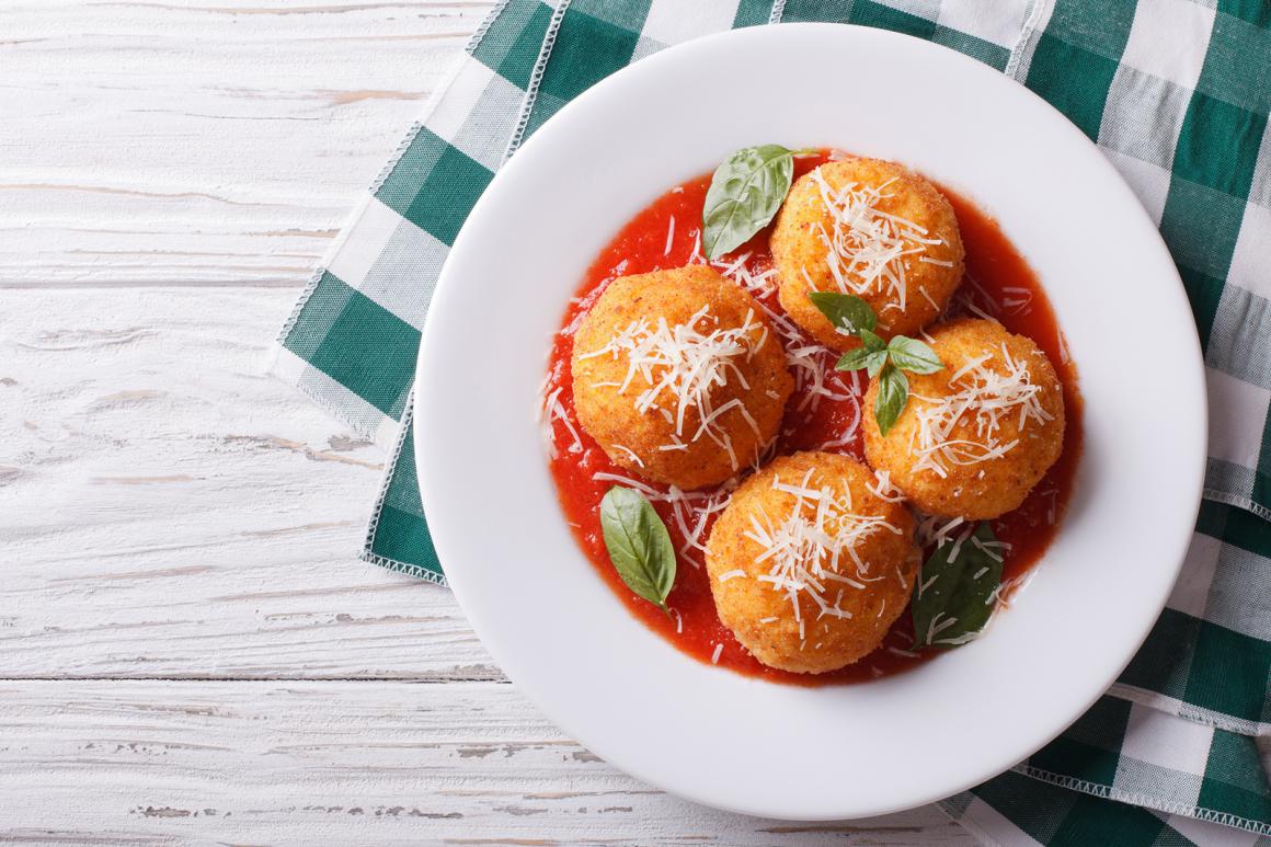 Reisbällchen in Tomatensauce