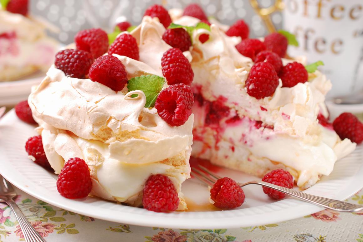 Pavlova mit Himbeeren