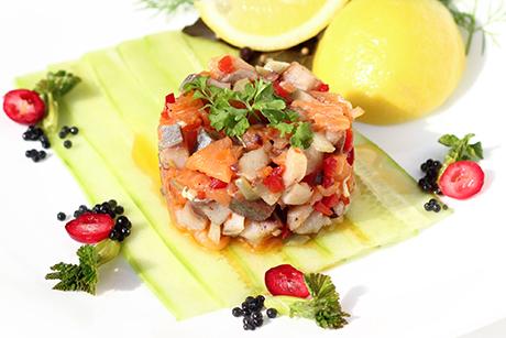 Pfirsich-Nektarinen-Tatar mit Fisch