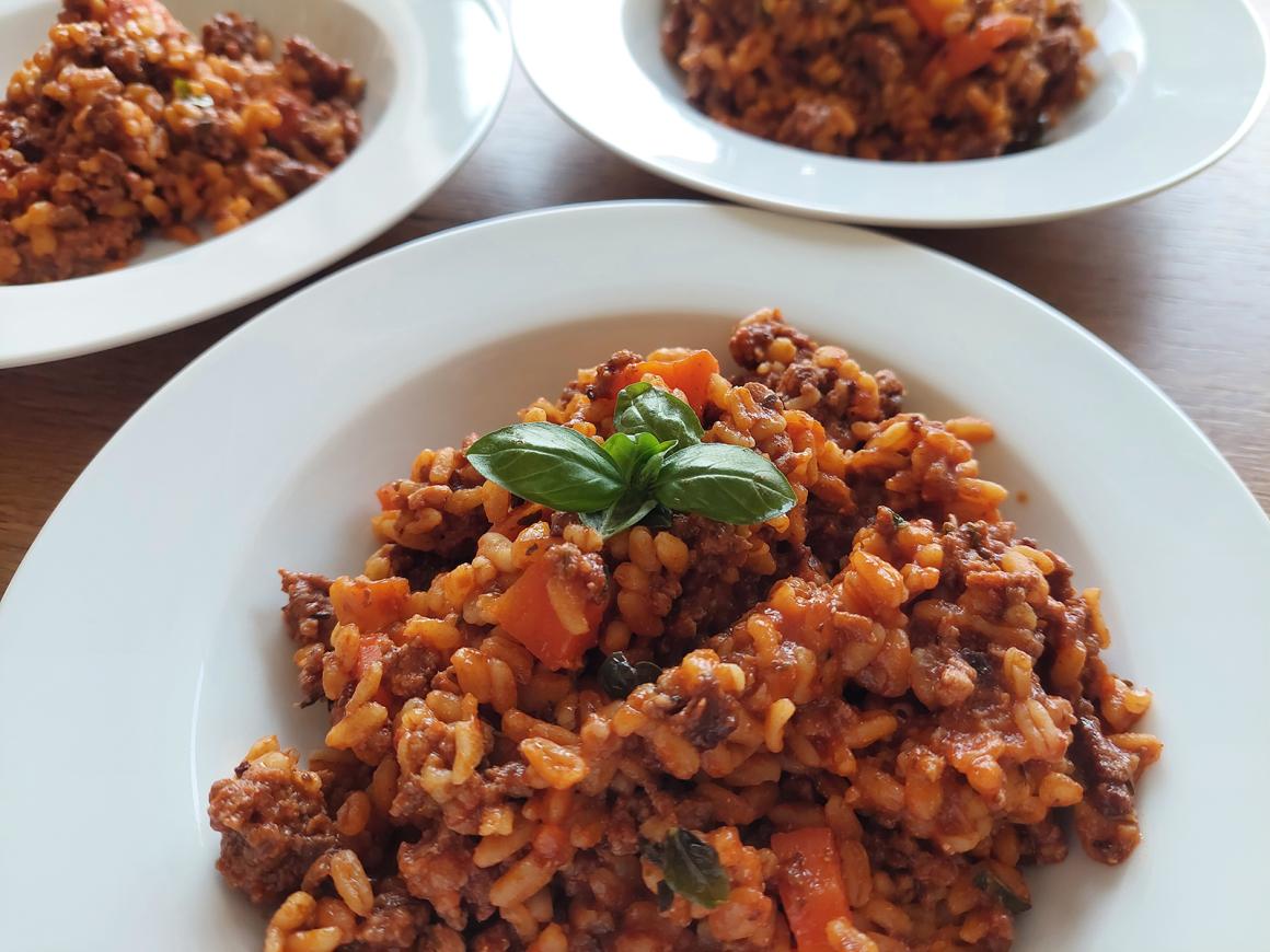 Ebly mit Hackfleisch in Tomatensauce