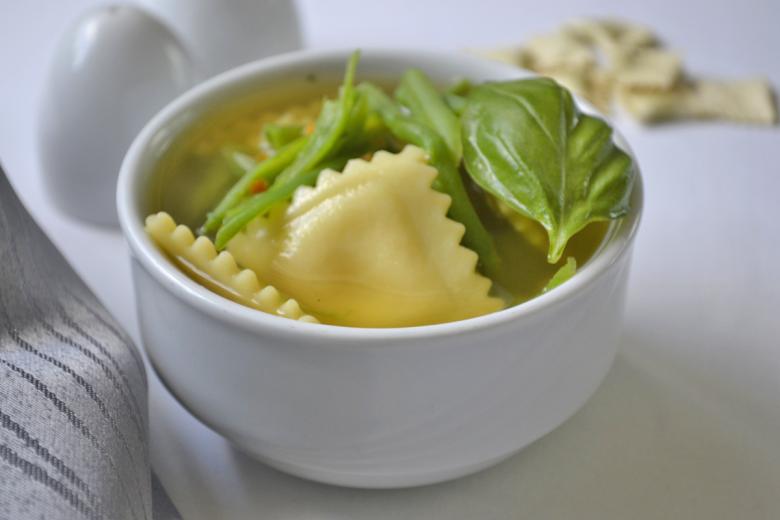 Suppe mit Ravioli