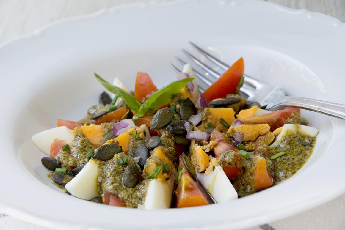 Eier-Tomaten-Salat mit Kürbiskernpesto