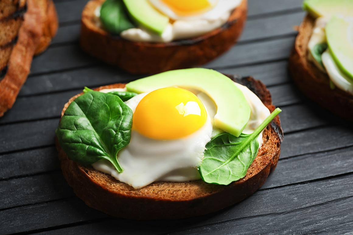 Bruschetta mit Spiegelei und Avocado