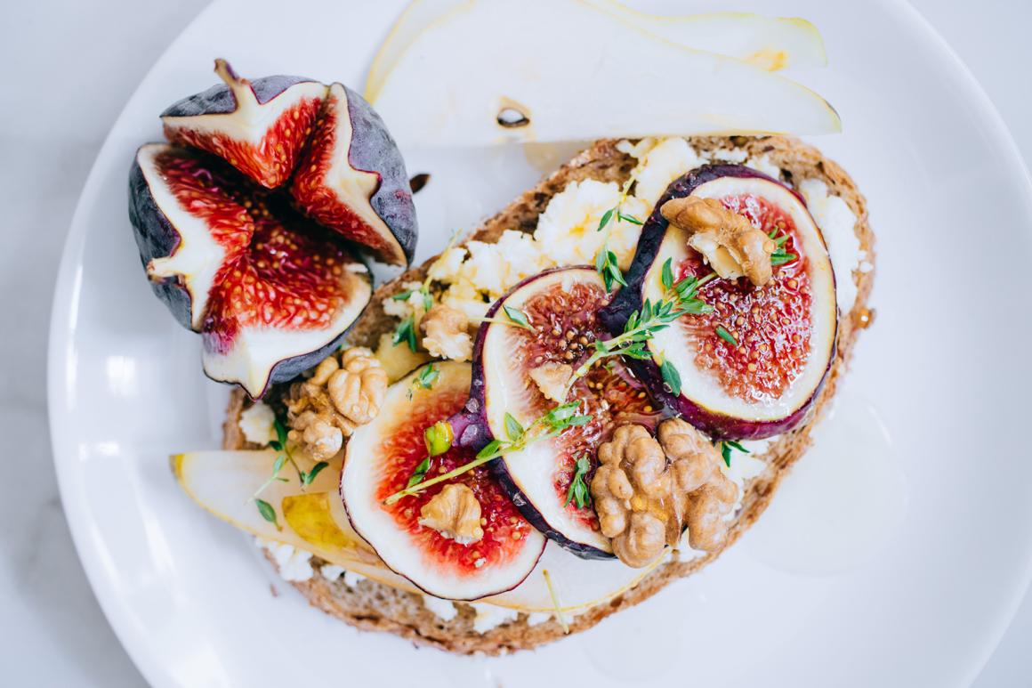 Bruschetta mit Feigen, Honig und Ziegenkäse