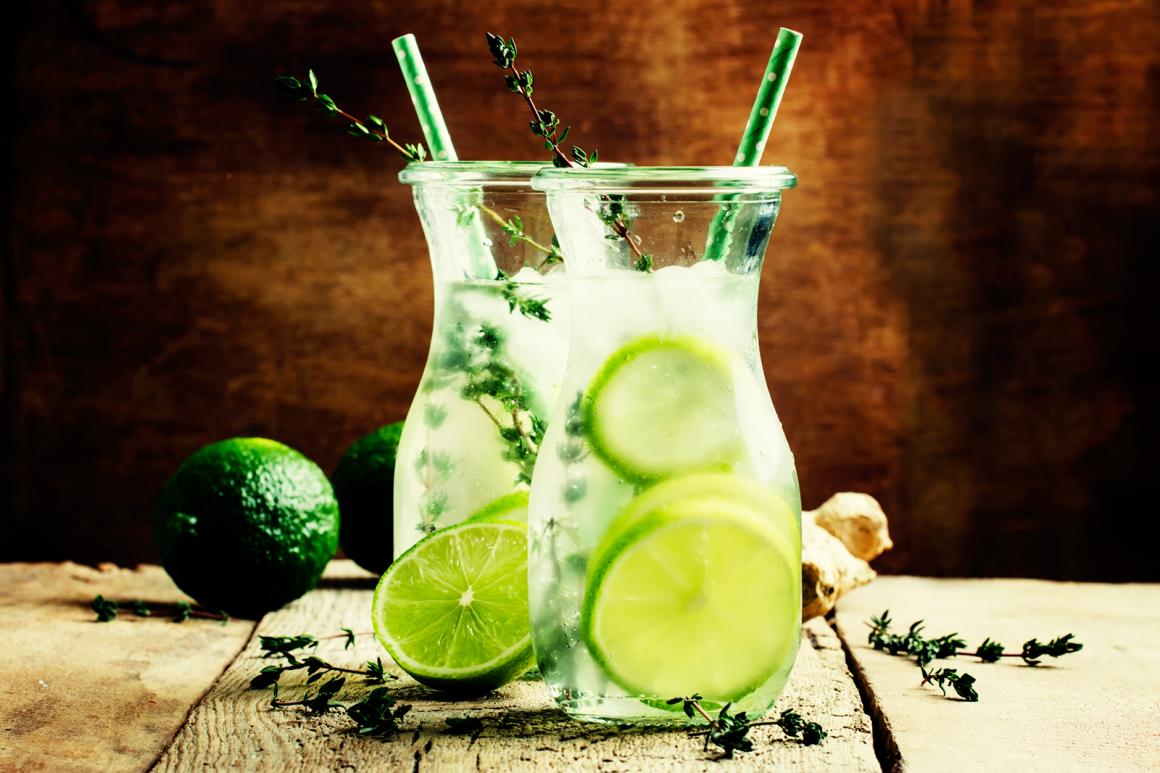 Zitronenlimonade mit Thymian