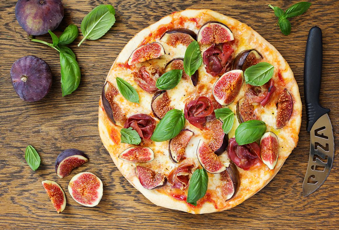Pizza mit Feigen, Mozzarella und Parmaschinken