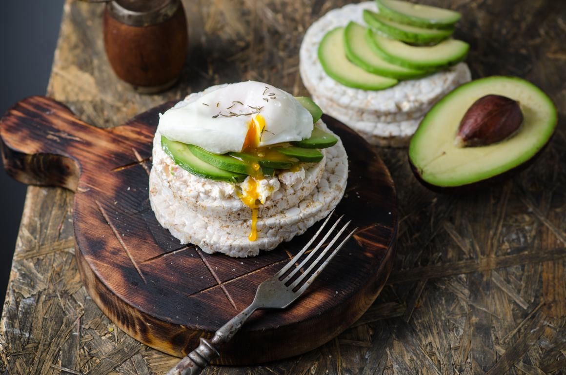 Reiswaffeln mit Avocado und pochiertem Ei