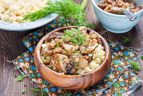 Scharfe Zucchini-Tofu-Pilz-Hirse