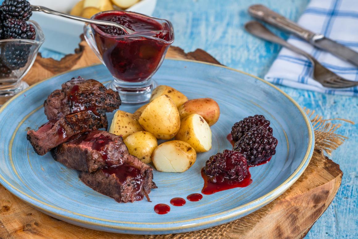 Gebratenes Wildfleisch in Brombeerensauce