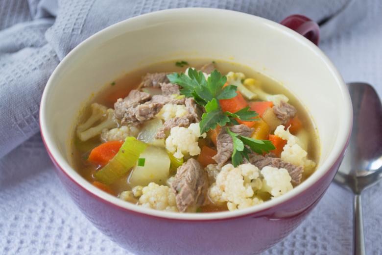 Feins Rindsüppli mit Blumenkohlrösli