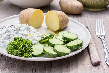 Gschwellti mit Gurke und Hüttenkäse