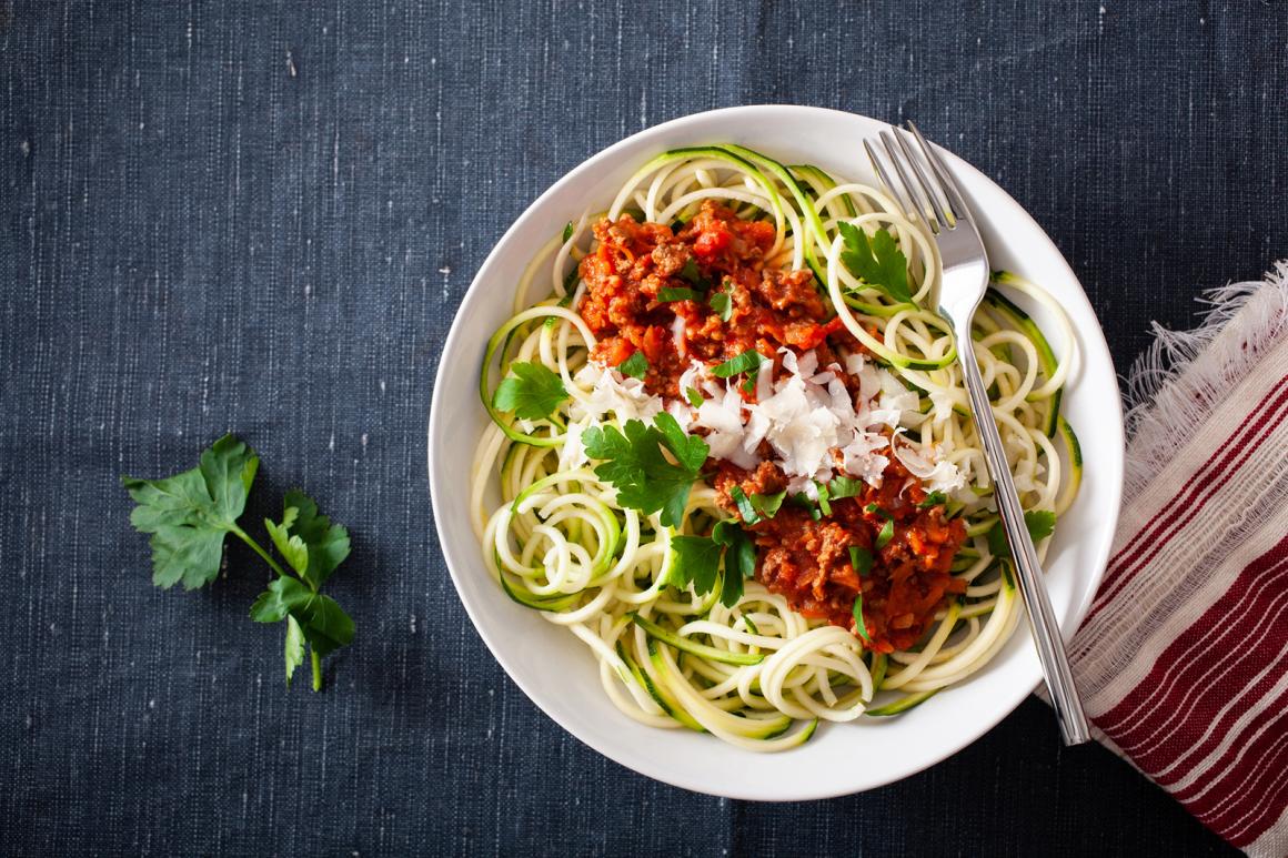 Vegane Zoodles in Baumnussbolognese