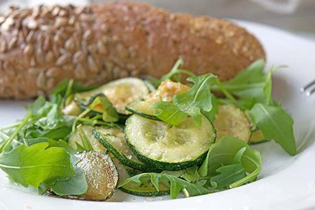 Zucchetti-Gemüse mit Rucola
