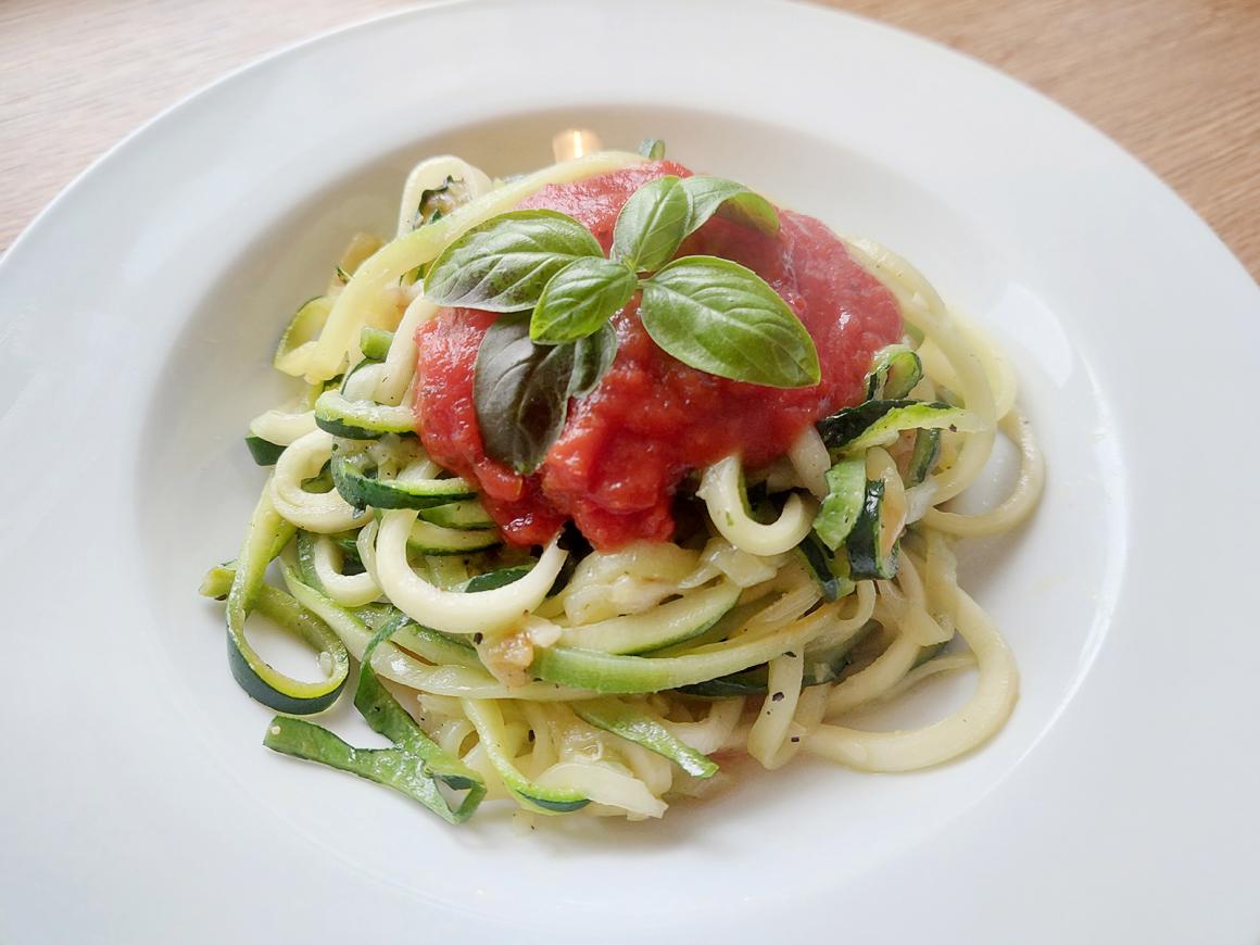 Zoodles mit Tomatensauce