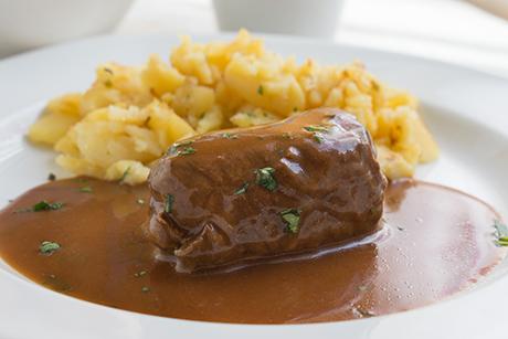 Fleischroulade mit Zwiebel-Steinpilzfüllung