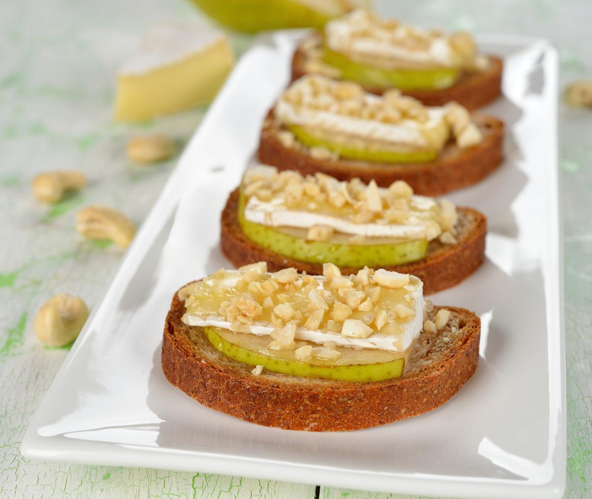 Birnenbruschetta mit Camembert und Nüssen
