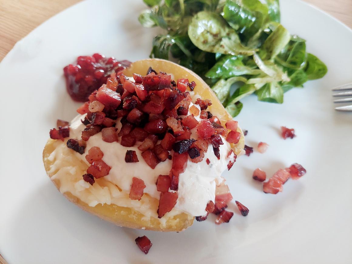 Ofenkartoffeln mit Speck und Rahmdip