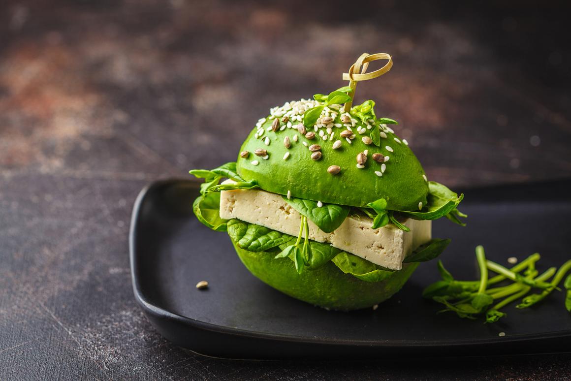 Veganer Avocado-Tofu-Burger