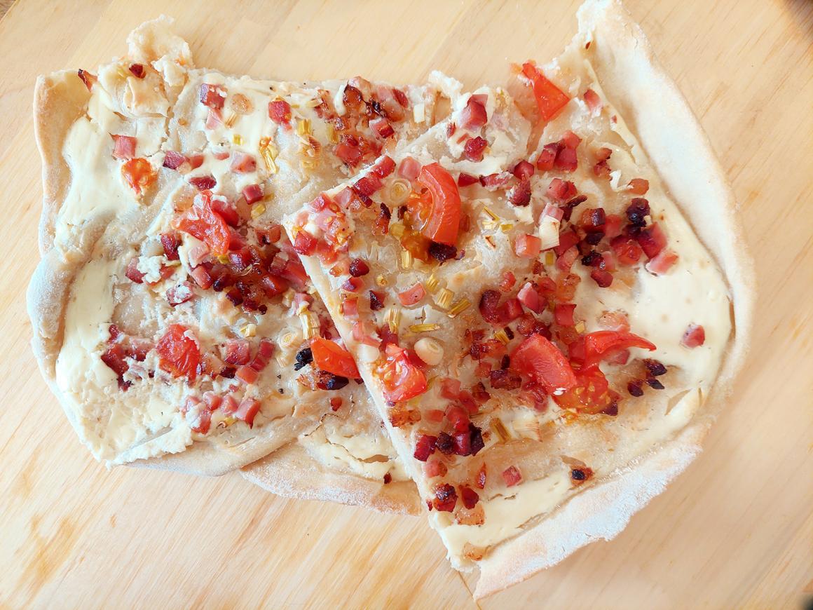 Elsässer Flammkuchen mit Tomaten