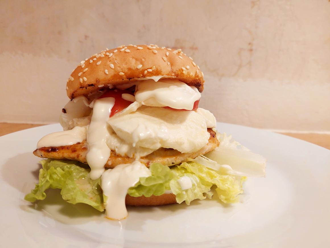 Tomaten-Mozzarella-Burger mit Pouletfleisch