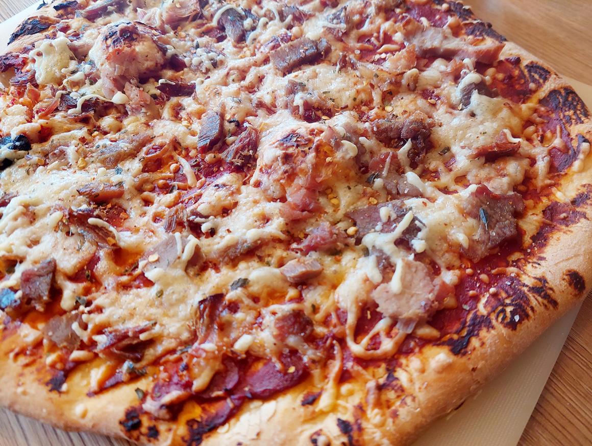 Pizza mit Schweinefleisch