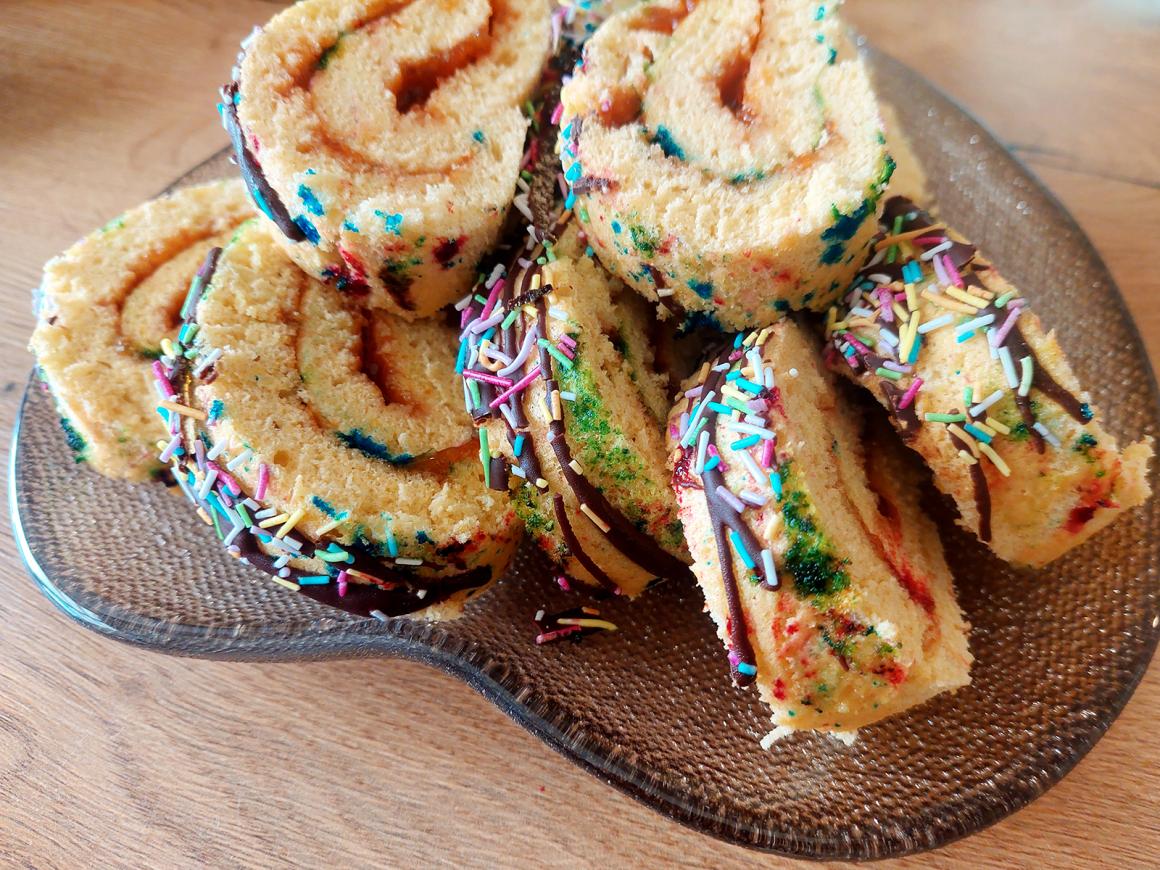 Bunte Biskuitroulade