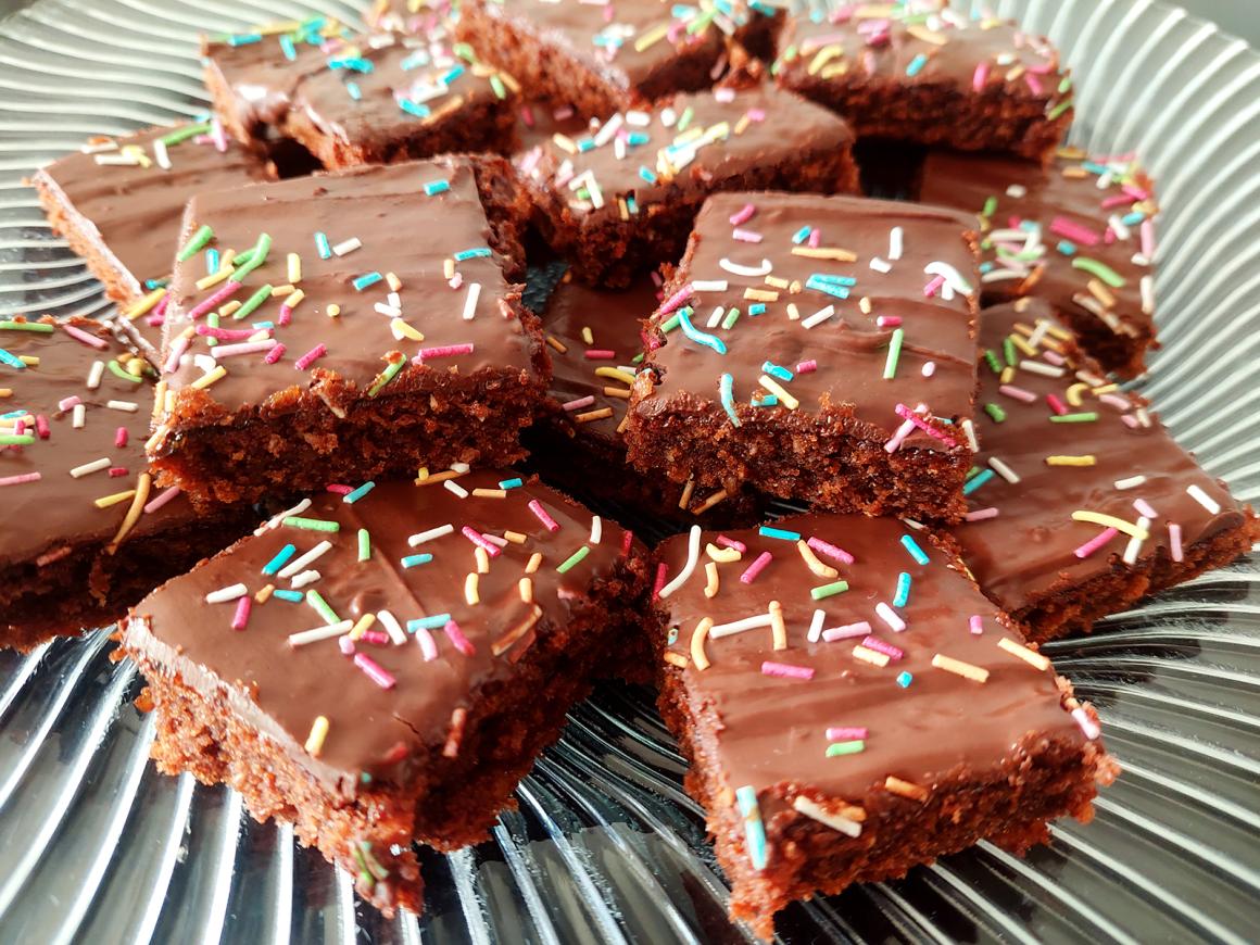 Schokoladen-Konfetti-Blechkuchen